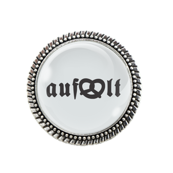 Detailansicht der Gaudibroschn „aufbrezelt“ mit Brezen-Symbol – bayerischer Schmuck mit Stil.